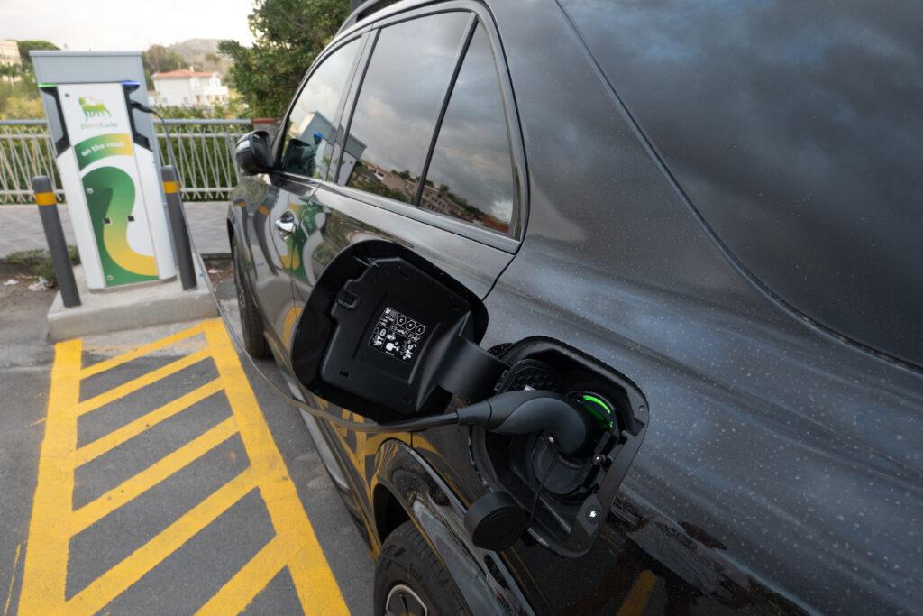 Uno studio dà la colpa alle auto ibride plug-in: inquinano quasi quanto le auto ...