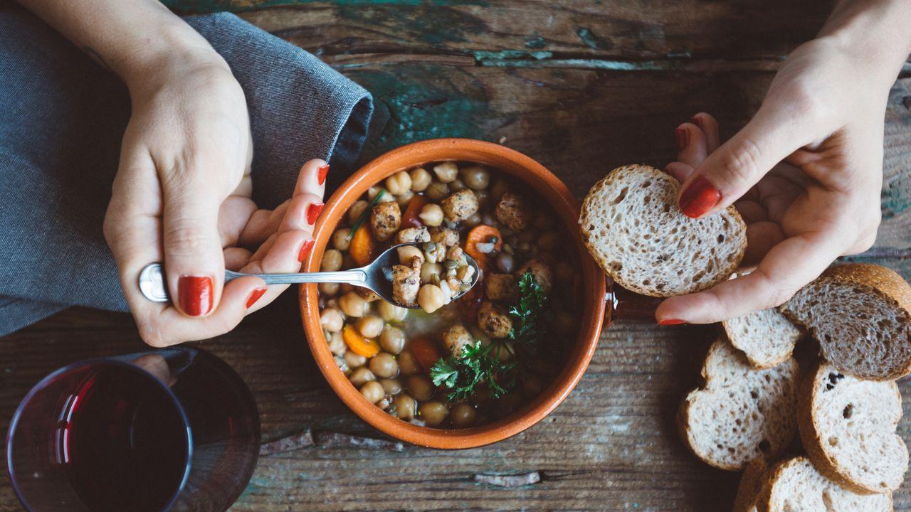 Perché in inverno è meglio cenare alle 19:00.Cibo: 